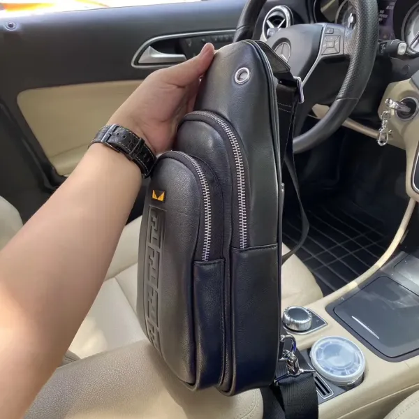 【FENDI 公式旗艦店】フェンディ 胸ポケット 当日出荷 好評に付き再入荷!18*28*6CM 【FENDI 公式旗艦店】フェンディ 胸ポケット 当日出荷 好評に付き再入荷!18*28*6CM