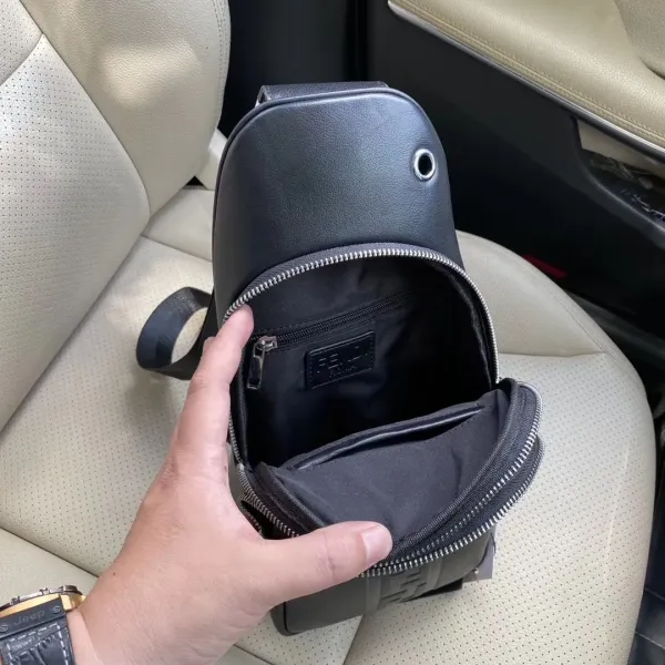 【FENDI 公式旗艦店】フェンディ 胸ポケット 当日出荷 好評に付き再入荷!18*28*6CM 【FENDI 公式旗艦店】フェンディ 胸ポケット 当日出荷 好評に付き再入荷!18*28*6CM