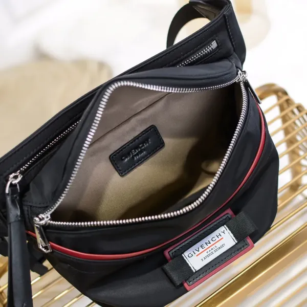 【GIVENCHY 公式旗艦店】ジバンシー   ウエストポーチ 当日出荷 好評に付き再入荷！22*28*10CM