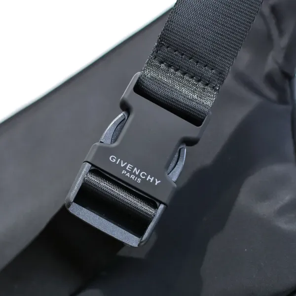【GIVENCHY 公式旗艦店】ジバンシー   ウエストポーチ 当日出荷 好評に付き再入荷！22*28*10CM
