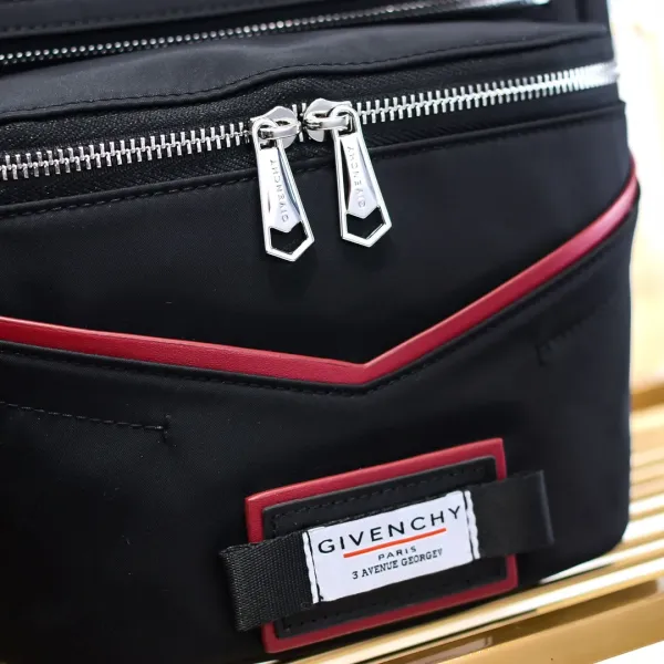 【GIVENCHY 公式旗艦店】ジバンシー   ウエストポーチ 当日出荷 好評に付き再入荷！22*28*10CM