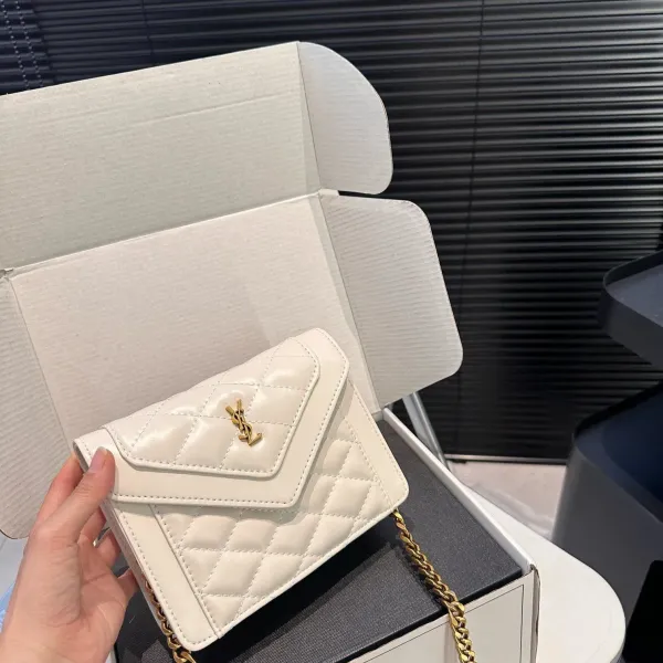 【YSL SAINT LAURENT 公式旗艦店】サンローラン 斜めがけバッグ 当日出荷 好評に付き再入荷!17*13.5CM 240722 【YSL SAINT LAURENT 公式旗艦店】サンローラン 斜めがけバッグ 当日出荷 好評に付き再入荷!17*13.5CM 240722