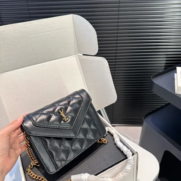 【YSL SAINT LAURENT 公式旗艦店】サンローラン 斜めがけバッグ 当日出荷 好評に付き再入荷!17*13.5CM 240722 【YSL SAINT LAURENT 公式旗艦店】サンローラン 斜めがけバッグ 当日出荷 好評に付き再入荷!17*13.5CM 240722