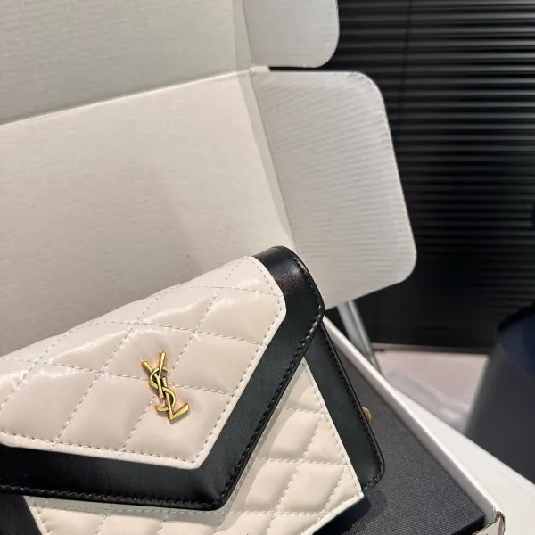 【YSL SAINT LAURENT 公式旗艦店】サンローラン 斜めがけバッグ 当日出荷 好評に付き再入荷!17*13.5CM 240722 【YSL SAINT LAURENT 公式旗艦店】サンローラン 斜めがけバッグ 当日出荷 好評に付き再入荷!17*13.5CM 240722