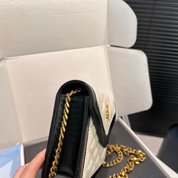 【YSL SAINT LAURENT 公式旗艦店】サンローラン 斜めがけバッグ 当日出荷 好評に付き再入荷!17*13.5CM 240722 【YSL SAINT LAURENT 公式旗艦店】サンローラン 斜めがけバッグ 当日出荷 好評に付き再入荷!17*13.5CM 240722