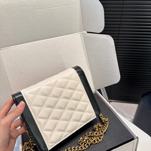 【YSL SAINT LAURENT 公式旗艦店】サンローラン 斜めがけバッグ 当日出荷 好評に付き再入荷!17*13.5CM 240722 【YSL SAINT LAURENT 公式旗艦店】サンローラン 斜めがけバッグ 当日出荷 好評に付き再入荷!17*13.5CM 240722