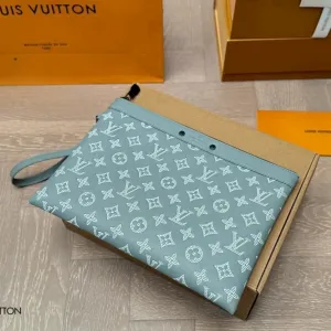 LV【LOUIS VUITTON 公式 旗艦店】 ルイヴィトン クラッチバッグ 当日出荷 好評に付き再入荷!30*21CM 241101 LV【LOUIS VUITTON 公式 旗艦店】 ルイヴィトン クラッチバッグ 当日出荷 好評に付き再入荷!30*21CM 241101