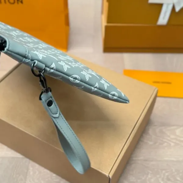 LV【LOUIS VUITTON  公式 旗艦店】 ルイヴィトン   クラッチバッグ 当日出荷 好評に付き再入荷！30*21CM  241101