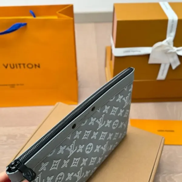 LV【LOUIS VUITTON  公式 旗艦店】 ルイヴィトン   クラッチバッグ 当日出荷 好評に付き再入荷！30*21CM  241101