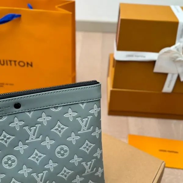 LV【LOUIS VUITTON  公式 旗艦店】 ルイヴィトン   クラッチバッグ 当日出荷 好評に付き再入荷！30*21CM  241101