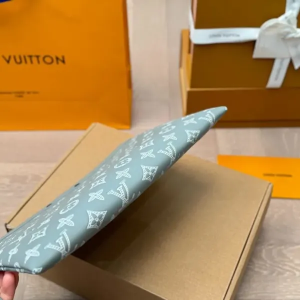 LV【LOUIS VUITTON  公式 旗艦店】 ルイヴィトン   クラッチバッグ 当日出荷 好評に付き再入荷！30*21CM  241101