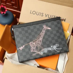 LV【LOUIS VUITTON 公式 旗艦店】 ルイヴィトン クラッチバッグ 当日出荷 好評に付き再入荷!24*21*6CM 241101 LV【LOUIS VUITTON 公式 旗艦店】 ルイヴィトン クラッチバッグ 当日出荷 好評に付き再入荷!24*21*6CM 241101