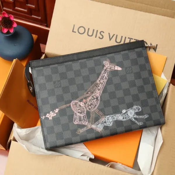 LV【LOUIS VUITTON 公式 旗艦店】 ルイヴィトン クラッチバッグ 当日出荷 好評に付き再入荷!24*21*6CM 241101 LV【LOUIS VUITTON 公式 旗艦店】 ルイヴィトン クラッチバッグ 当日出荷 好評に付き再入荷!24*21*6CM 241101