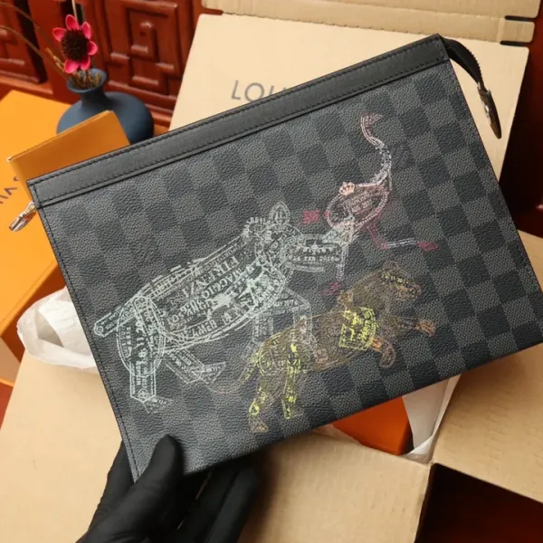 LV【LOUIS VUITTON 公式 旗艦店】 ルイヴィトン クラッチバッグ 当日出荷 好評に付き再入荷!24*21*6CM 241101 LV【LOUIS VUITTON 公式 旗艦店】 ルイヴィトン クラッチバッグ 当日出荷 好評に付き再入荷!24*21*6CM 241101