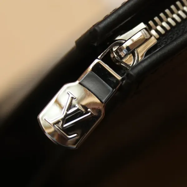 LV【LOUIS VUITTON 公式 旗艦店】 ルイヴィトン クラッチバッグ 当日出荷 好評に付き再入荷!24*21*6CM 241101 LV【LOUIS VUITTON 公式 旗艦店】 ルイヴィトン クラッチバッグ 当日出荷 好評に付き再入荷!24*21*6CM 241101