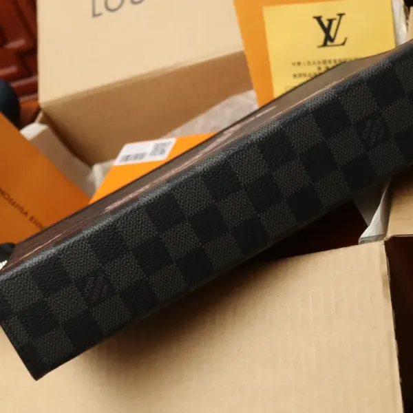 LV【LOUIS VUITTON 公式 旗艦店】 ルイヴィトン クラッチバッグ 当日出荷 好評に付き再入荷!24*21*6CM 241101 LV【LOUIS VUITTON 公式 旗艦店】 ルイヴィトン クラッチバッグ 当日出荷 好評に付き再入荷!24*21*6CM 241101
