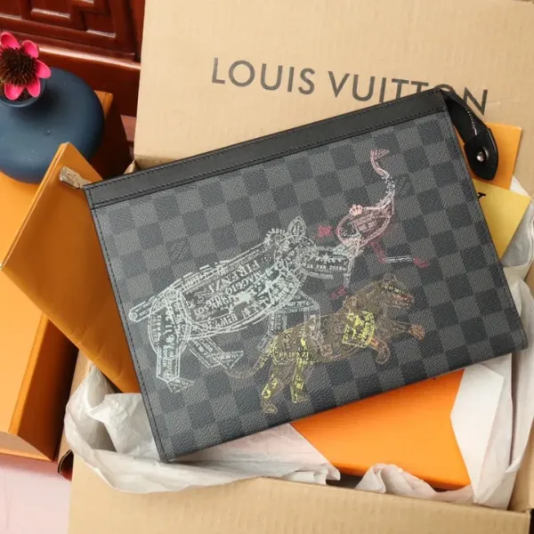 LV【LOUIS VUITTON 公式 旗艦店】 ルイヴィトン クラッチバッグ 当日出荷 好評に付き再入荷!24*21*6CM 241101 LV【LOUIS VUITTON 公式 旗艦店】 ルイヴィトン クラッチバッグ 当日出荷 好評に付き再入荷!24*21*6CM 241101