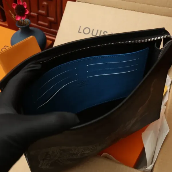 LV【LOUIS VUITTON 公式 旗艦店】 ルイヴィトン クラッチバッグ 当日出荷 好評に付き再入荷!24*21*6CM 241101 LV【LOUIS VUITTON 公式 旗艦店】 ルイヴィトン クラッチバッグ 当日出荷 好評に付き再入荷!24*21*6CM 241101