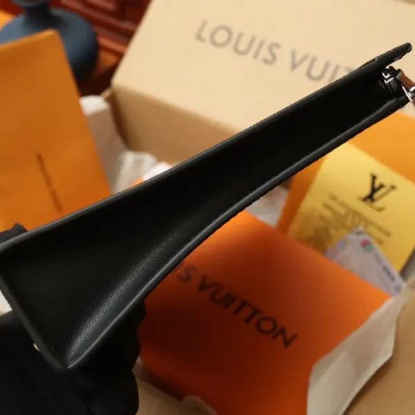 LV【LOUIS VUITTON 公式 旗艦店】 ルイヴィトン クラッチバッグ 当日出荷 好評に付き再入荷!24*21*6CM 241101 LV【LOUIS VUITTON 公式 旗艦店】 ルイヴィトン クラッチバッグ 当日出荷 好評に付き再入荷!24*21*6CM 241101