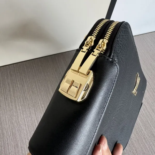 LV【LOUIS VUITTON 公式 旗艦店】 ルイヴィトン クラッチバッグ 当日出荷 好評に付き再入荷!27*17*4CM 241101 LV【LOUIS VUITTON 公式 旗艦店】 ルイヴィトン クラッチバッグ 当日出荷 好評に付き再入荷!27*17*4CM 241101