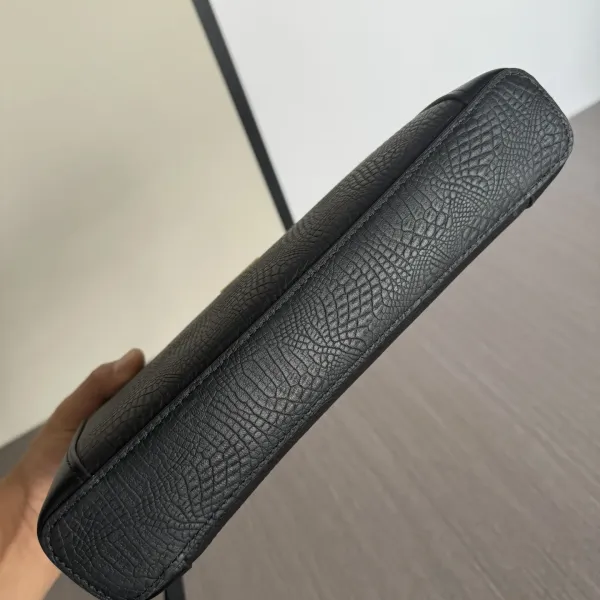 LV【LOUIS VUITTON 公式 旗艦店】 ルイヴィトン クラッチバッグ 当日出荷 好評に付き再入荷!27*17*4CM 241101 LV【LOUIS VUITTON 公式 旗艦店】 ルイヴィトン クラッチバッグ 当日出荷 好評に付き再入荷!27*17*4CM 241101