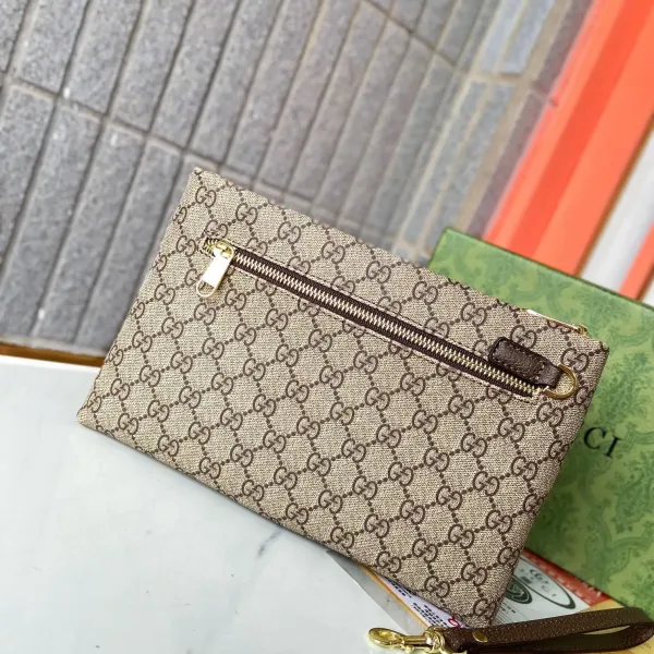 【GUCCI  公式 旗艦店】 グッチ   クラッチバッグ 当日出荷 好評に付き再入荷！28*18*2.5CM  241101