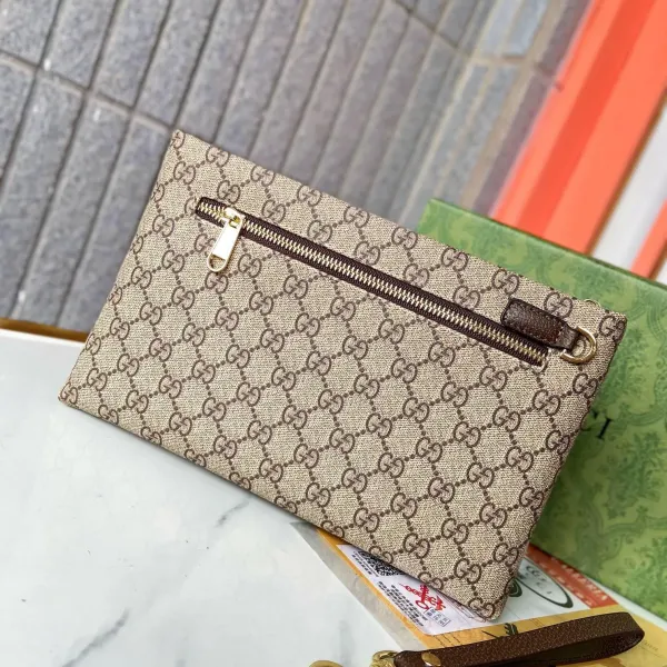 【GUCCI  公式 旗艦店】 グッチ   クラッチバッグ 当日出荷 好評に付き再入荷！28*18*2.5CM  241101