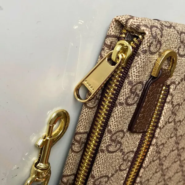 【GUCCI  公式 旗艦店】 グッチ   クラッチバッグ 当日出荷 好評に付き再入荷！28*18*2.5CM  241101