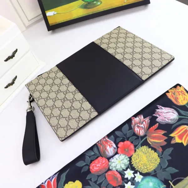 【GUCCI 公式 旗艦店】クッチ クラッチバッグ 当日出荷 好評に付き再入荷!30.5*21*1.5CM 【GUCCI 公式 旗艦店】クッチ クラッチバッグ 当日出荷 好評に付き再入荷!30.5*21*1.5CM