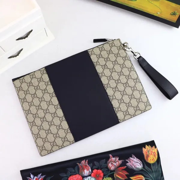【GUCCI 公式 旗艦店】クッチ クラッチバッグ 当日出荷 好評に付き再入荷!30.5*21*1.5CM 【GUCCI 公式 旗艦店】クッチ クラッチバッグ 当日出荷 好評に付き再入荷!30.5*21*1.5CM