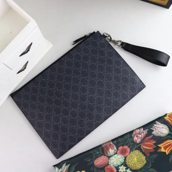 【GUCCI 公式 旗艦店】クッチ クラッチバッグ 当日出荷 好評に付き再入荷!30.5*21*1.5CM 【GUCCI 公式 旗艦店】クッチ クラッチバッグ 当日出荷 好評に付き再入荷!30.5*21*1.5CM