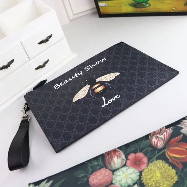 【GUCCI 公式 旗艦店】クッチ クラッチバッグ 当日出荷 好評に付き再入荷!30.5*21*1.5CM 【GUCCI 公式 旗艦店】クッチ クラッチバッグ 当日出荷 好評に付き再入荷!30.5*21*1.5CM