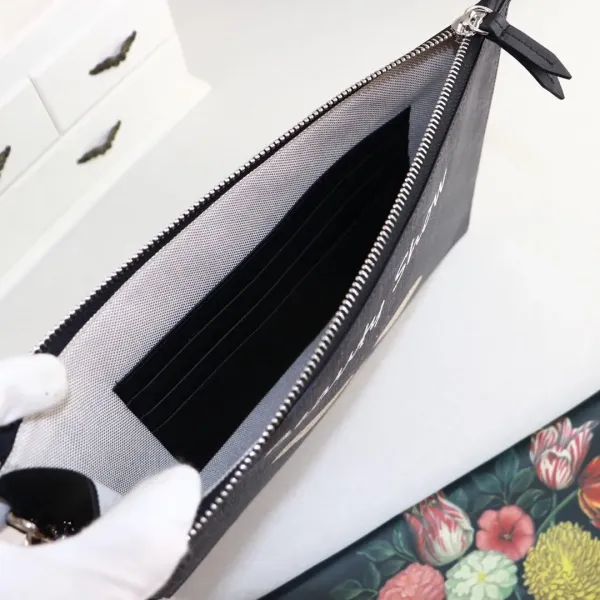 【GUCCI 公式 旗艦店】クッチ クラッチバッグ 当日出荷 好評に付き再入荷!30.5*21*1.5CM 【GUCCI 公式 旗艦店】クッチ クラッチバッグ 当日出荷 好評に付き再入荷!30.5*21*1.5CM