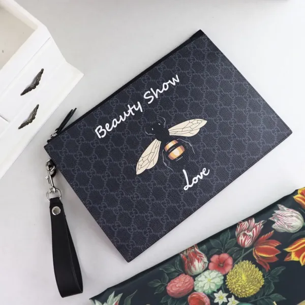 【GUCCI 公式 旗艦店】クッチ クラッチバッグ 当日出荷 好評に付き再入荷!30.5*21*1.5CM 【GUCCI 公式 旗艦店】クッチ クラッチバッグ 当日出荷 好評に付き再入荷!30.5*21*1.5CM