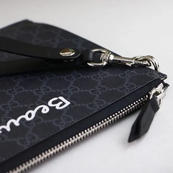 【GUCCI 公式 旗艦店】クッチ クラッチバッグ 当日出荷 好評に付き再入荷!30.5*21*1.5CM 【GUCCI 公式 旗艦店】クッチ クラッチバッグ 当日出荷 好評に付き再入荷!30.5*21*1.5CM