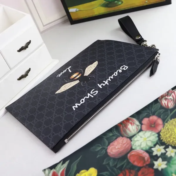 【GUCCI 公式 旗艦店】クッチ クラッチバッグ 当日出荷 好評に付き再入荷!30.5*21*1.5CM 【GUCCI 公式 旗艦店】クッチ クラッチバッグ 当日出荷 好評に付き再入荷!30.5*21*1.5CM