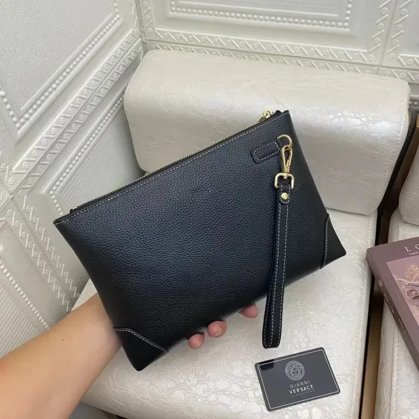 【VERSACE 公式旗艦店】ヴェルサーチ クラッチバッグ 当日出荷 好評に付き再入荷!29*18CM 【VERSACE 公式旗艦店】ヴェルサーチ クラッチバッグ 当日出荷 好評に付き再入荷!29*18CM