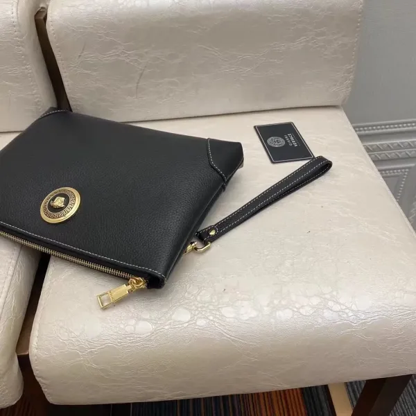 【VERSACE 公式旗艦店】ヴェルサーチ クラッチバッグ 当日出荷 好評に付き再入荷!29*18CM 【VERSACE 公式旗艦店】ヴェルサーチ クラッチバッグ 当日出荷 好評に付き再入荷!29*18CM