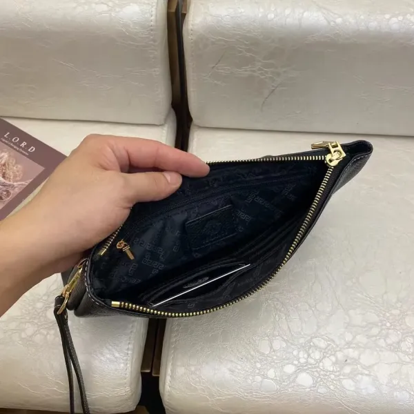 【VERSACE 公式旗艦店】ヴェルサーチ クラッチバッグ 当日出荷 好評に付き再入荷!29*18CM 【VERSACE 公式旗艦店】ヴェルサーチ クラッチバッグ 当日出荷 好評に付き再入荷!29*18CM