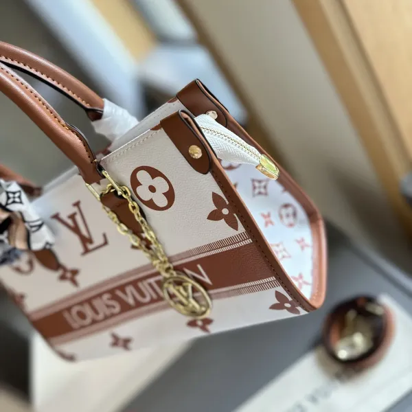 【LOUIS VUITTON 公式旗艦店】ルイヴィトン 斜めがけバッグ 当日出荷 好評に付き再入荷!25*14CM 240722 【LOUIS VUITTON 公式旗艦店】ルイヴィトン 斜めがけバッグ 当日出荷 好評に付き再入荷!25*14CM 240722