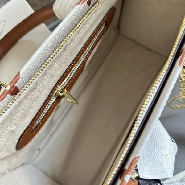 【LOUIS VUITTON 公式旗艦店】ルイヴィトン 斜めがけバッグ 当日出荷 好評に付き再入荷!25*14CM 240722 【LOUIS VUITTON 公式旗艦店】ルイヴィトン 斜めがけバッグ 当日出荷 好評に付き再入荷!25*14CM 240722