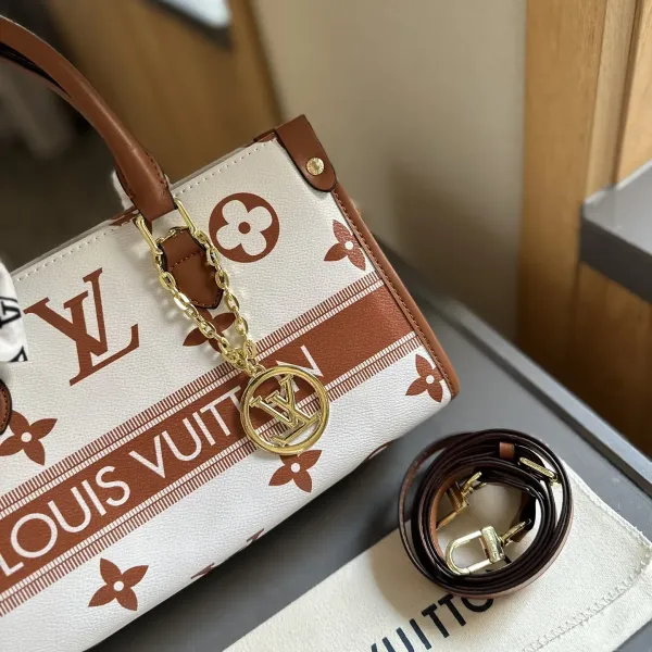 【LOUIS VUITTON 公式旗艦店】ルイヴィトン 斜めがけバッグ 当日出荷 好評に付き再入荷!25*14CM 240722 【LOUIS VUITTON 公式旗艦店】ルイヴィトン 斜めがけバッグ 当日出荷 好評に付き再入荷!25*14CM 240722