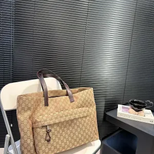 【GUCCI 公式旗艦店】グッチ ハンドバッグ 当日出荷 好評に付き再入荷!44*31CM 240724 【GUCCI 公式旗艦店】グッチ ハンドバッグ 当日出荷 好評に付き再入荷!44*31CM 240724