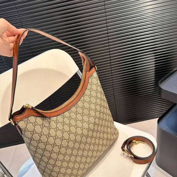 【GUCCI 公式旗艦店】グッチ ハンドバッグ 当日出荷 好評に付き再入荷!32*30CM 240724 【GUCCI 公式旗艦店】グッチ ハンドバッグ 当日出荷 好評に付き再入荷!32*30CM 240724