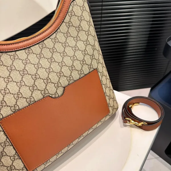【GUCCI 公式旗艦店】グッチ ハンドバッグ 当日出荷 好評に付き再入荷!32*30CM 240724 【GUCCI 公式旗艦店】グッチ ハンドバッグ 当日出荷 好評に付き再入荷!32*30CM 240724