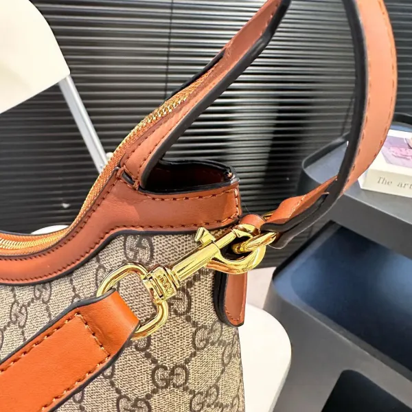 【GUCCI 公式旗艦店】グッチ ハンドバッグ 当日出荷 好評に付き再入荷!32*30CM 240724 【GUCCI 公式旗艦店】グッチ ハンドバッグ 当日出荷 好評に付き再入荷!32*30CM 240724