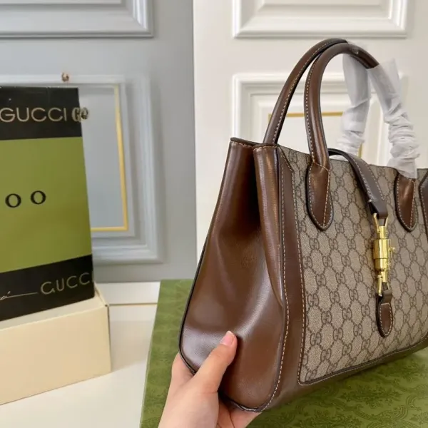 【GUCCI 公式旗艦店】グッチ ハンドバッグ 当日出荷 好評に付き再入荷!30*23CM 240724 【GUCCI 公式旗艦店】グッチ ハンドバッグ 当日出荷 好評に付き再入荷!30*23CM 240724