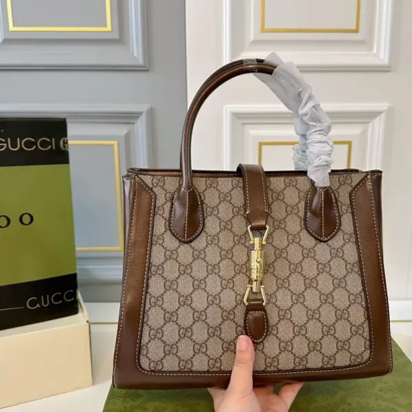 【GUCCI 公式旗艦店】グッチ ハンドバッグ 当日出荷 好評に付き再入荷!30*23CM 240724 【GUCCI 公式旗艦店】グッチ ハンドバッグ 当日出荷 好評に付き再入荷!30*23CM 240724