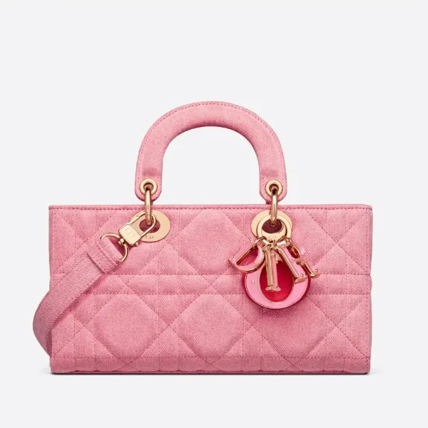 【DIOR】雑誌掲載!泉 里香さん愛用!夏感あふれる新作バッグが登場! 【DIOR】雑誌掲載!泉 里香さん愛用!夏感あふれる新作バッグが登場!