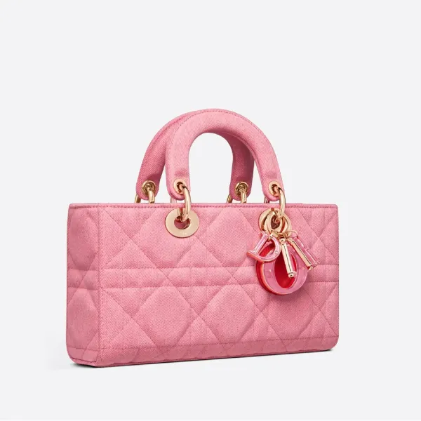 【DIOR】雑誌掲載!泉 里香さん愛用!夏感あふれる新作バッグが登場! 【DIOR】雑誌掲載!泉 里香さん愛用!夏感あふれる新作バッグが登場!